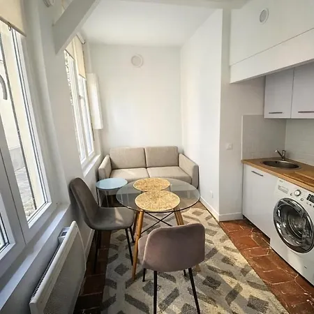 Fully Renovated And Secured Charming Place Apartment Paris