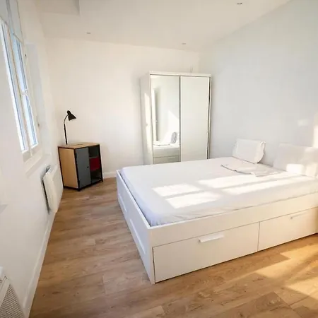 Fully Renovated And Secured Charming Place Apartment Paris