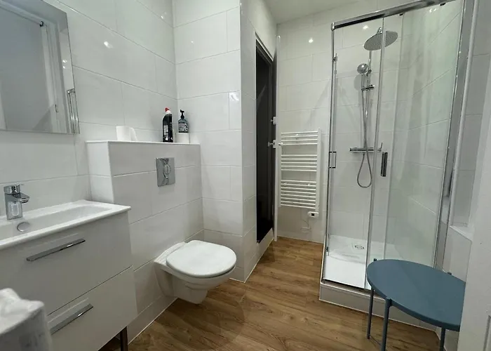 Fully Renovated And Secured Charming Place 아파트 *